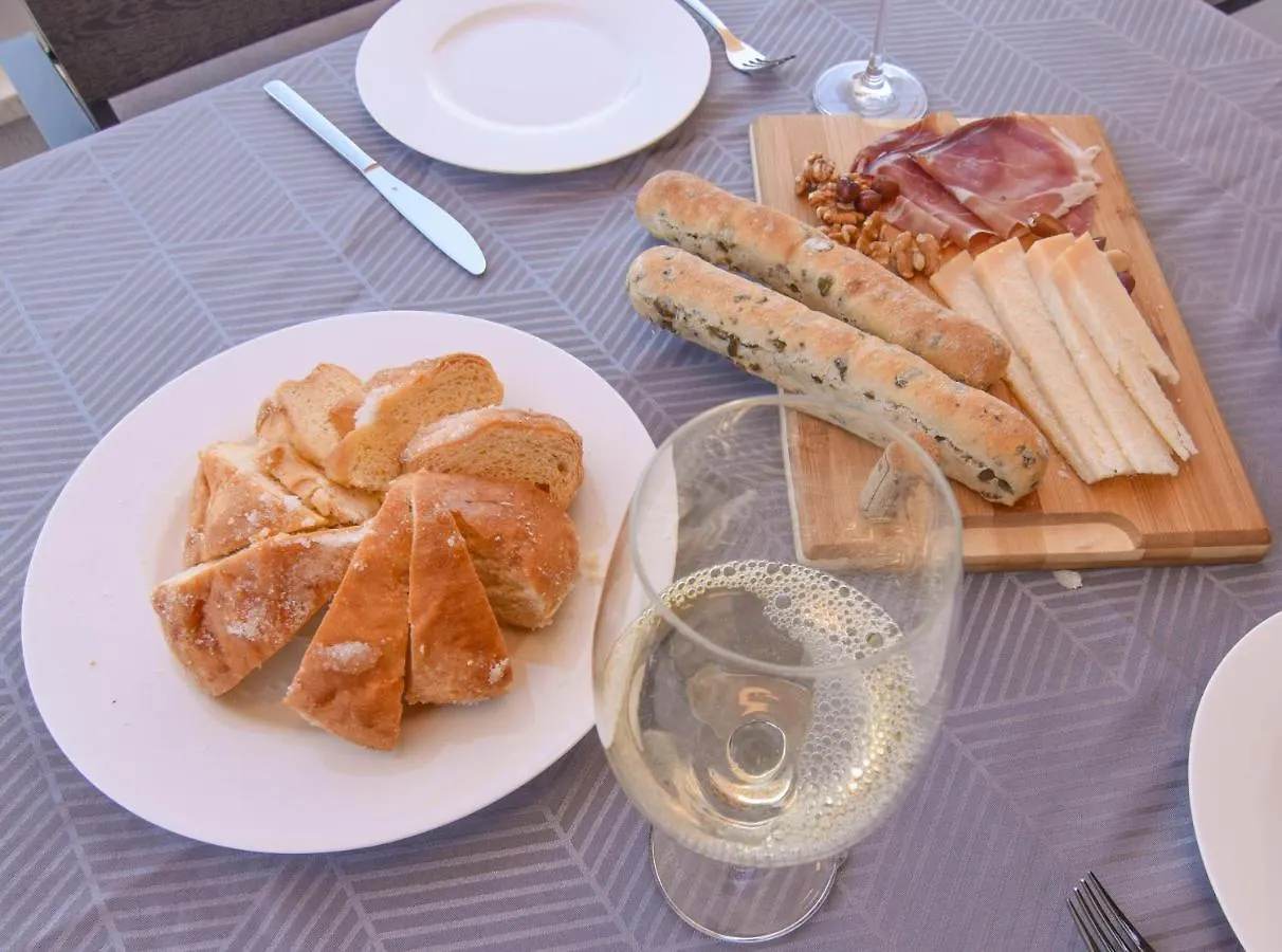 Luxury Apartment Punta With Sea View And Swimming Pool Premantura