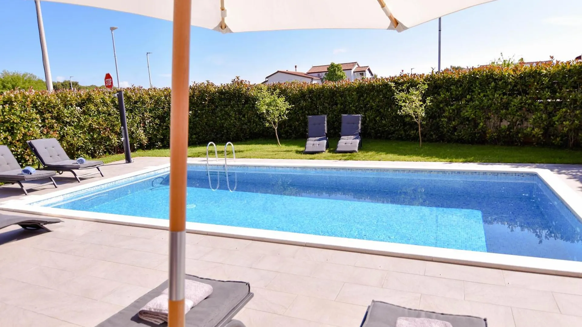 Luxury Apartment Punta With Sea View And Swimming Pool Premantura